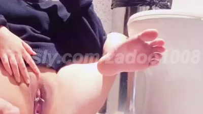 공중 화장실 탐방하며 영역표시하고 다니는 변녀