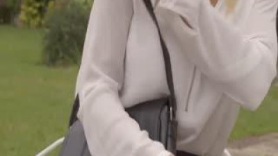 행운의 종업원은 담배를 피우며 쉬는 동안 풍만한 티파니 로소를 마구 부렸습니다.